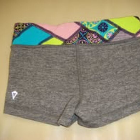Ivivva by Lululemon🍋 Rhythmic Grey Shorts reversible to solid grey size 6 - Picture 2 of 3